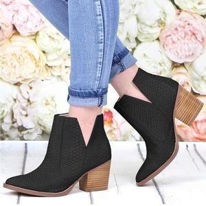 Women’s Shiny Black Faux Snake Skin Slip-On Ankle Boots. Size 7.5.